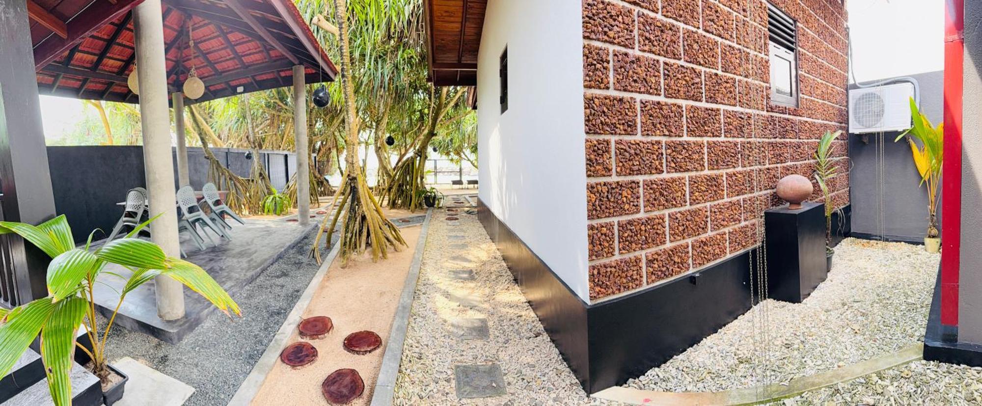Sea Shell Villa Hikkaduwa 2 Separate Cabanas Ocean Front Villa ภายนอก รูปภาพ