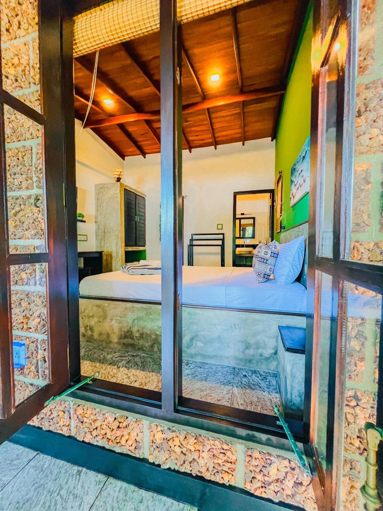 Sea Shell Villa Hikkaduwa 2 Separate Cabanas Ocean Front Villa ภายนอก รูปภาพ