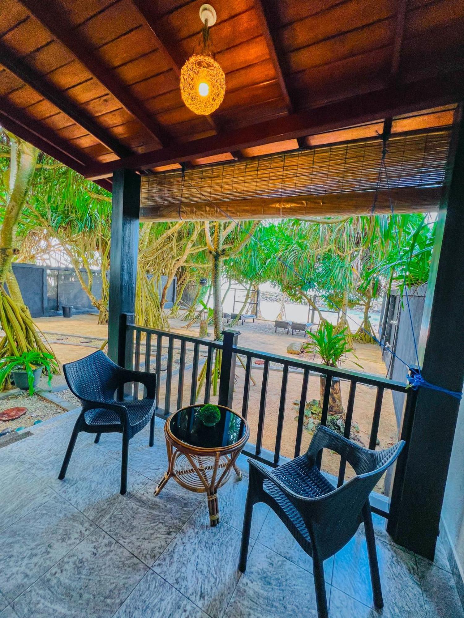 Sea Shell Villa Hikkaduwa 2 Separate Cabanas Ocean Front Villa ภายนอก รูปภาพ